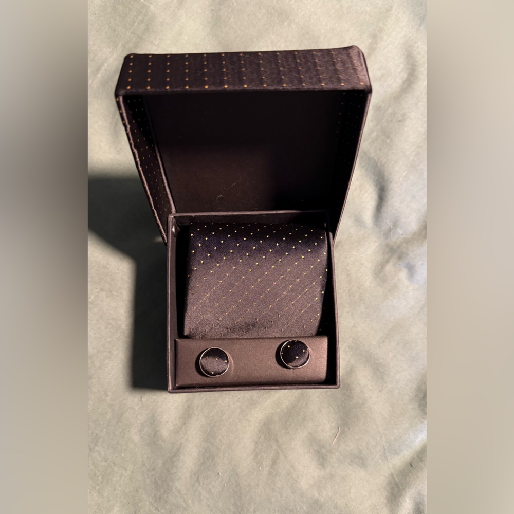 Elegant Black and Gold Tie Set with Cufflinks